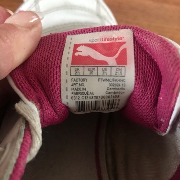 Girls 3 1/2 Puma Sneakers. Can fit size 5 shoe too in women - Picture 5 of 10